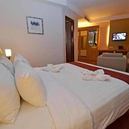 The Axana Hotel Padang  Exterior photo